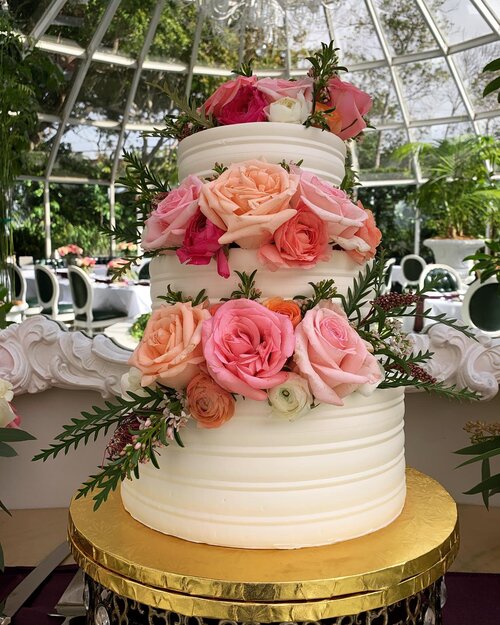 Another beautiful cake from the past. Flowers can really add an additional beauty to the cake. #butterybakery