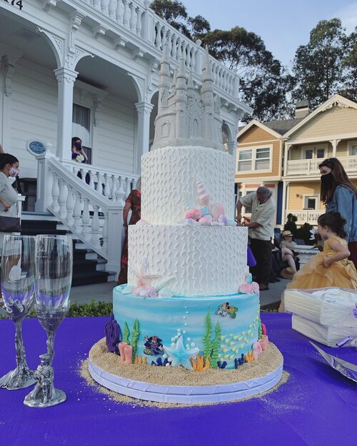Even during COVID, people are having weddings. Smaller and virtual gatherings but still with a cake! This one is from a couple months ago and she created the whole idea herself. #butterybakery